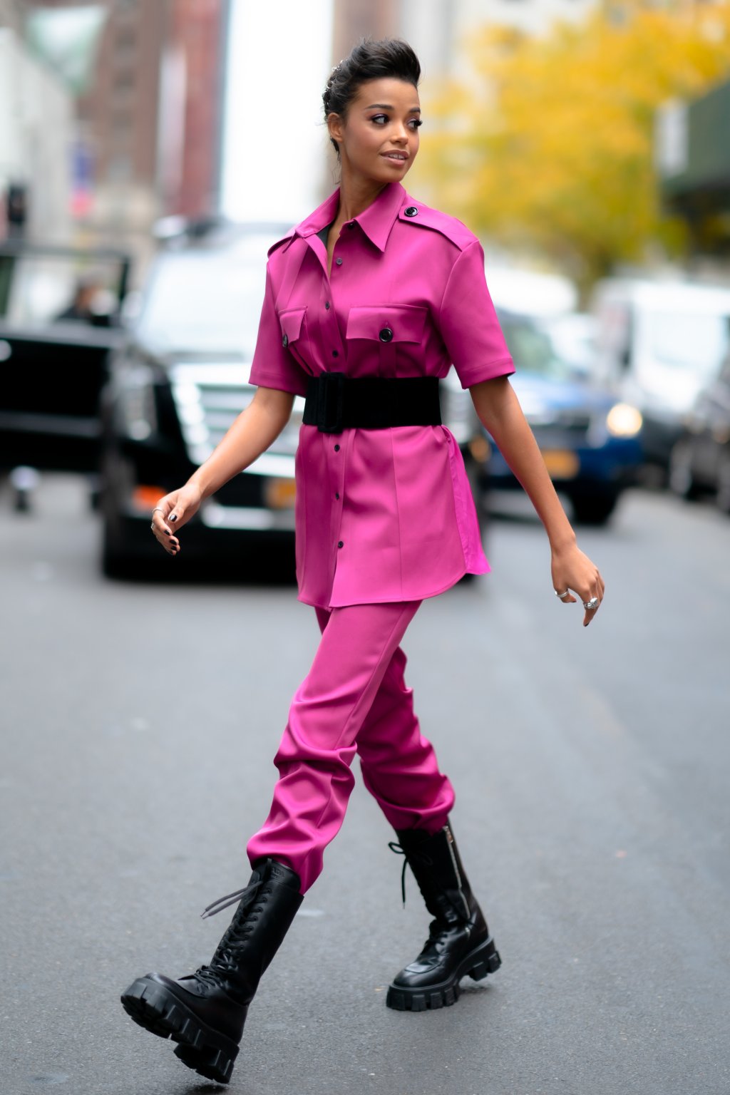 Look do Dia: Ella Balinska arrasou de conjuntinho rosa e coturno preto