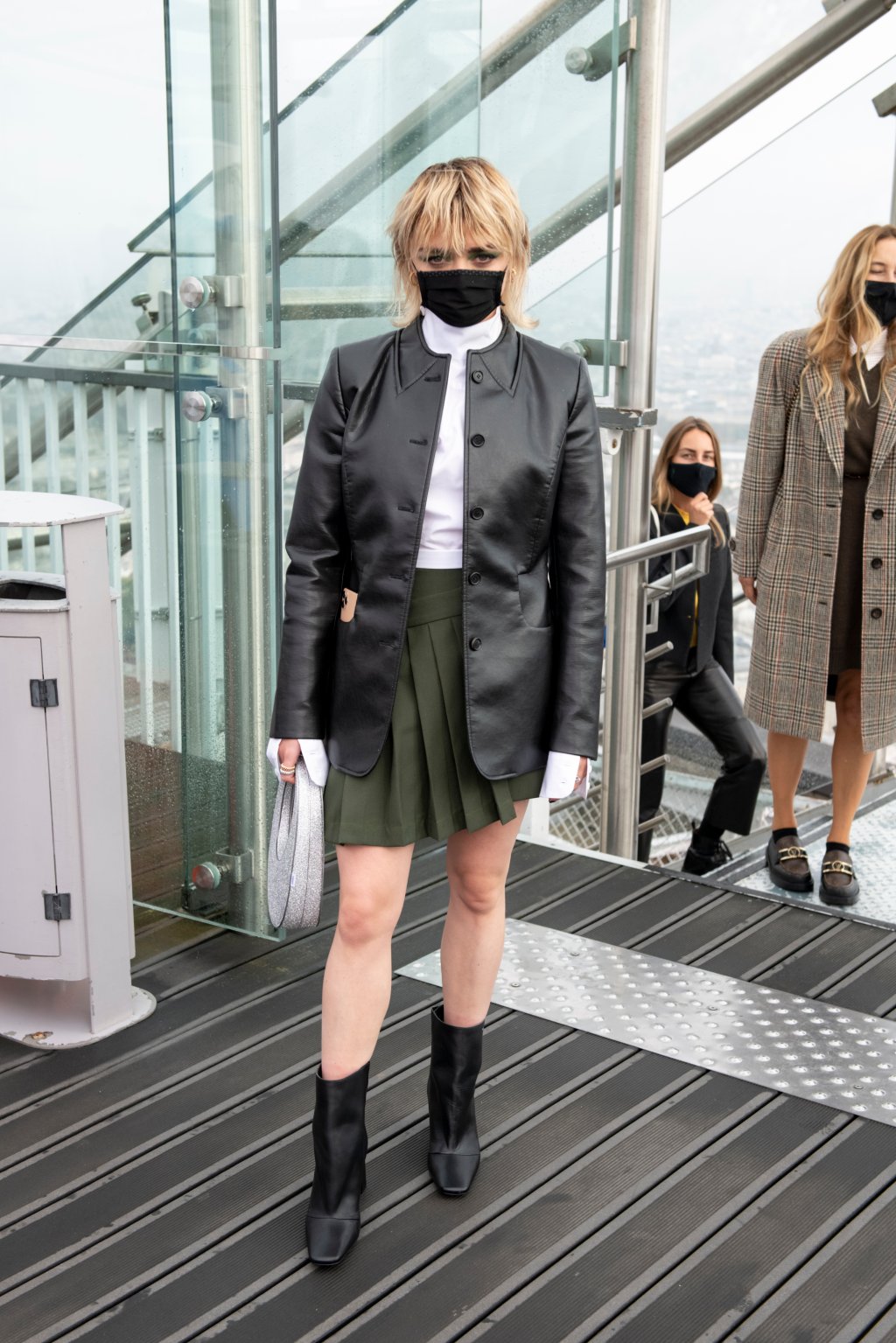 Look do Dia: Maisie Williams ficou fashionista com saia plissada e botinha