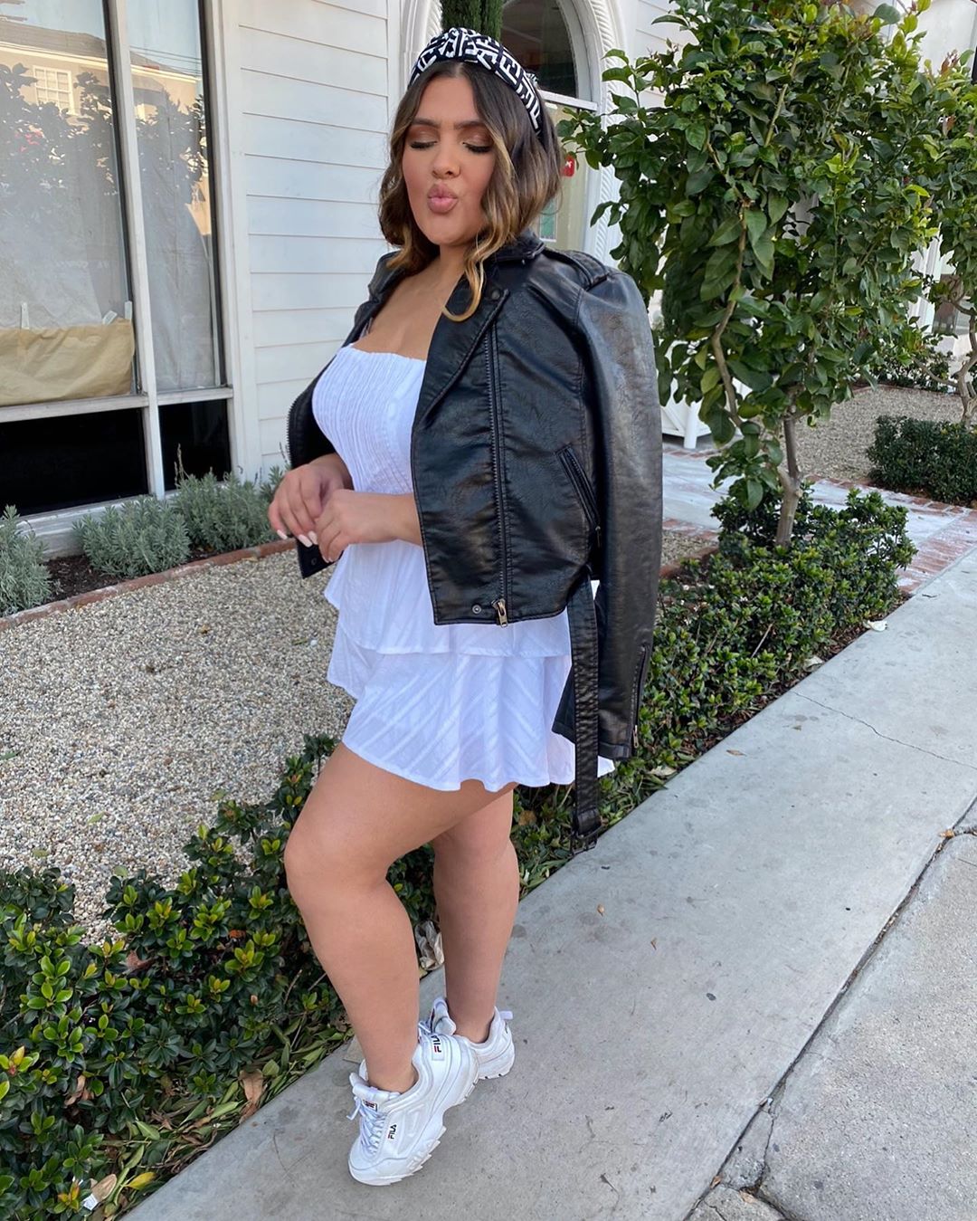look-vestido-jaqueta-couro-tenis-chelsiebeauregard