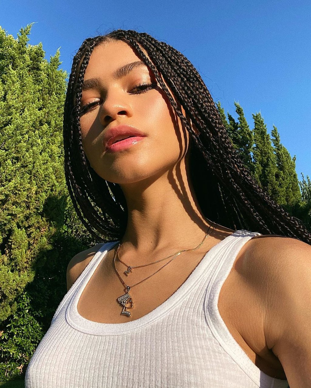 Estilosa: Zendaya usou vestidos de festa com tênis em editorial de moda