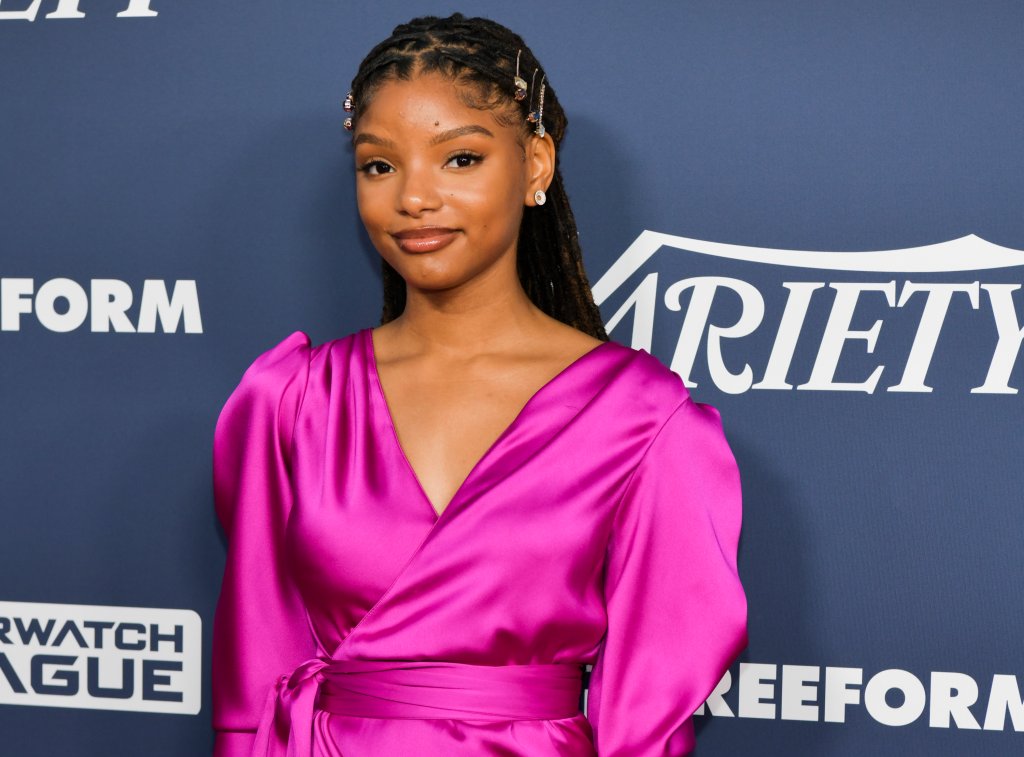 Halle Bailey com um vestido rosa