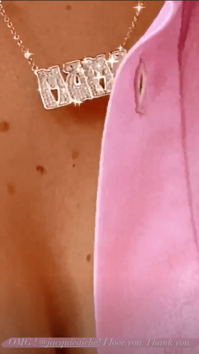 Gigi Hadid usando colar escrito mamãe