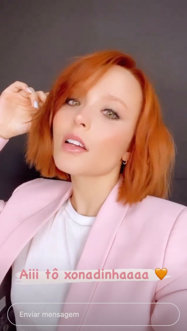Larissa Manoela está de cabelo curto e ruiva