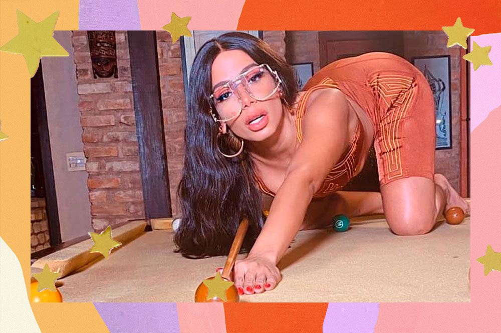 Anitta dá ~pisão~ em influenciador após ele criticar sua pose em foto