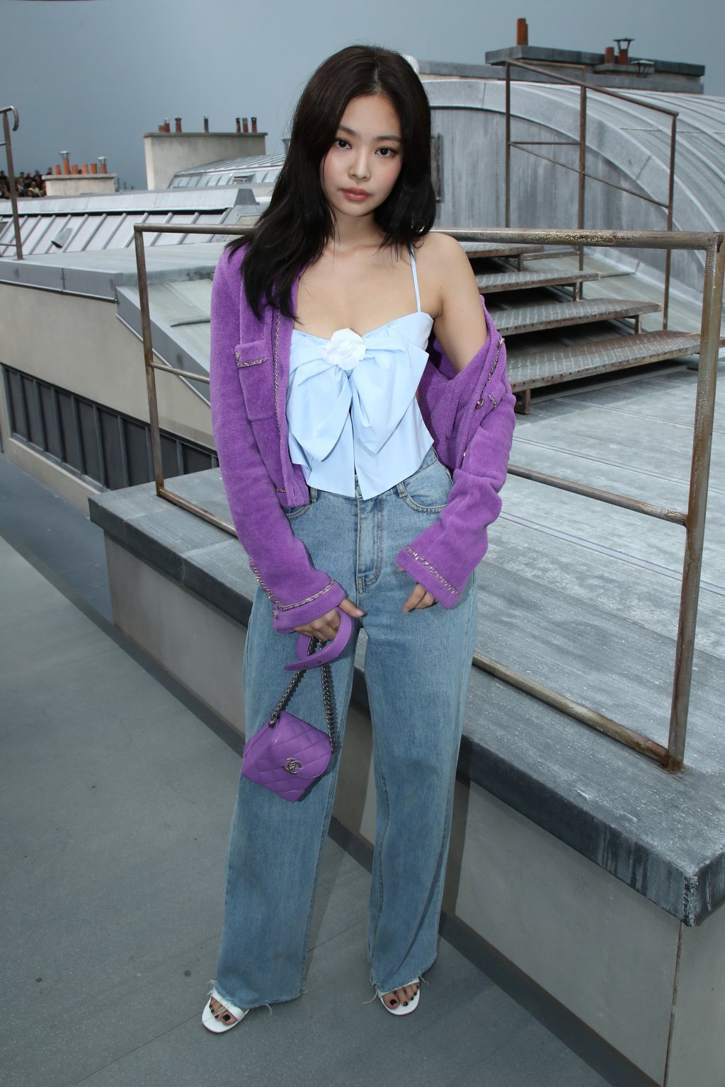 Look do Dia: esta blusa de laço da Jennie Kim é muito fofa!