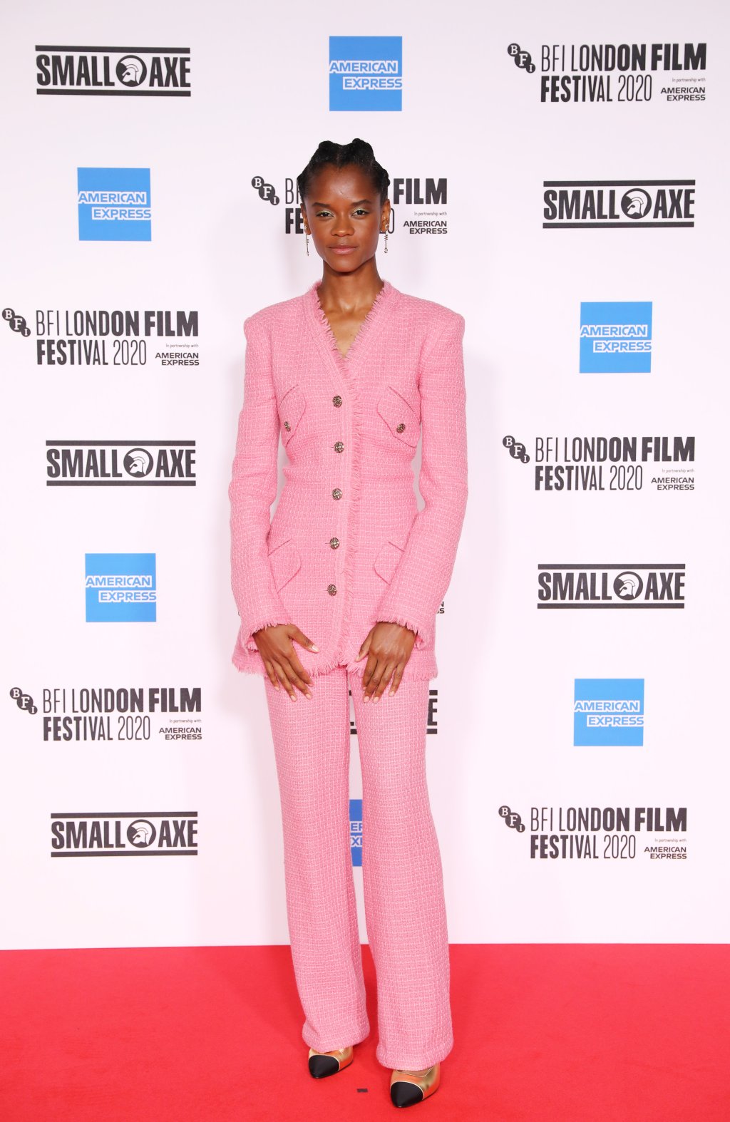 Look do Dia: Letitia Wright arrasou de conjuntinho rosa e sapato dourado