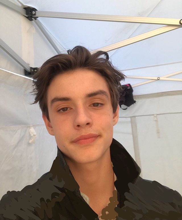 louis-patridge-enola-holmes-fotos-insta4