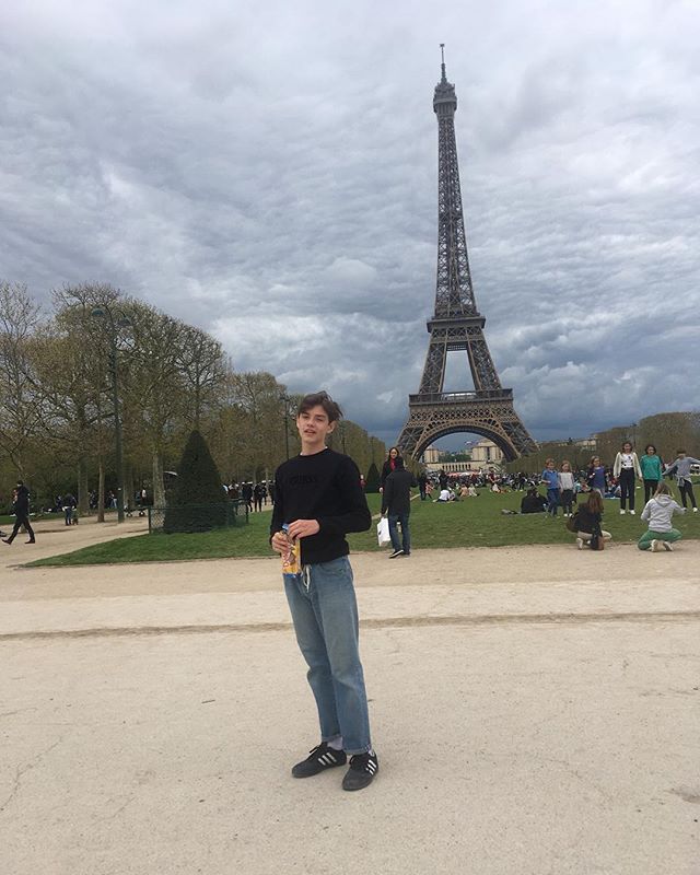 louis-patridge-enola-holmes-fotos-insta7