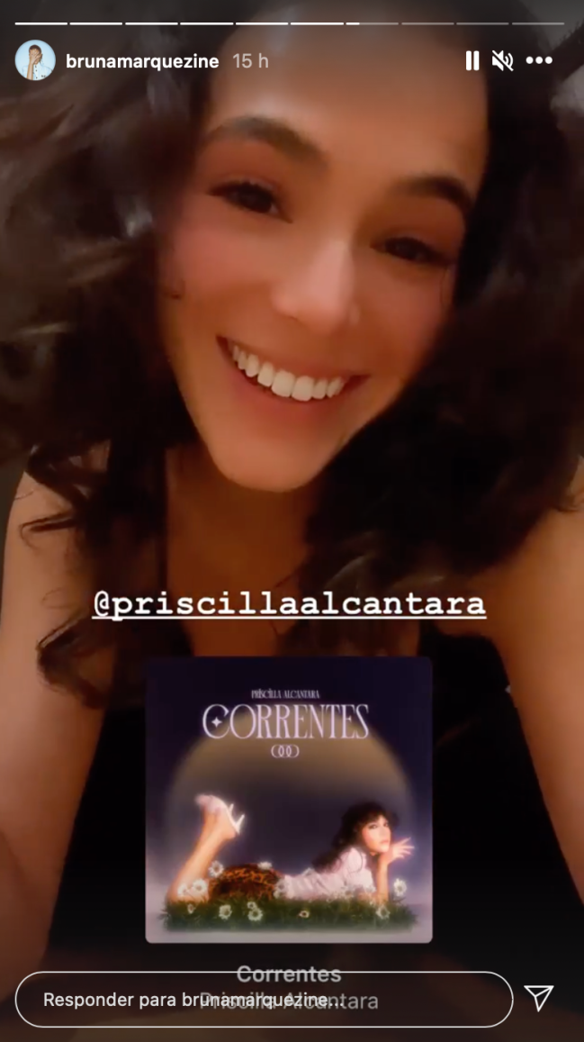 Bruna Marquezine cabelo natural cacheado