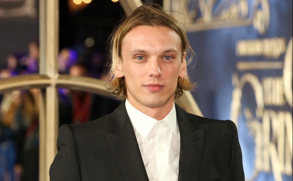 “Estou há sete anos e meio sóbrio”, relata Jamie Campbell Bower em tweet