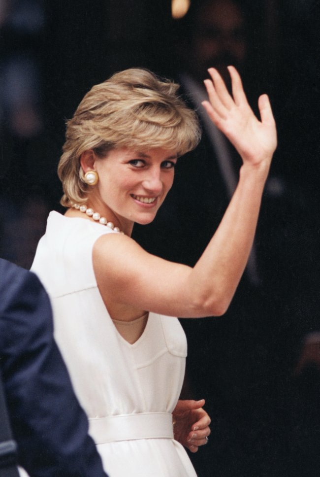 Princess Diana In Chicago Princesa Diana acenando com vestido branco.