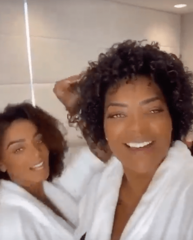 Ludmilla mostra fios naturais ao lado de Brunna Goncalves