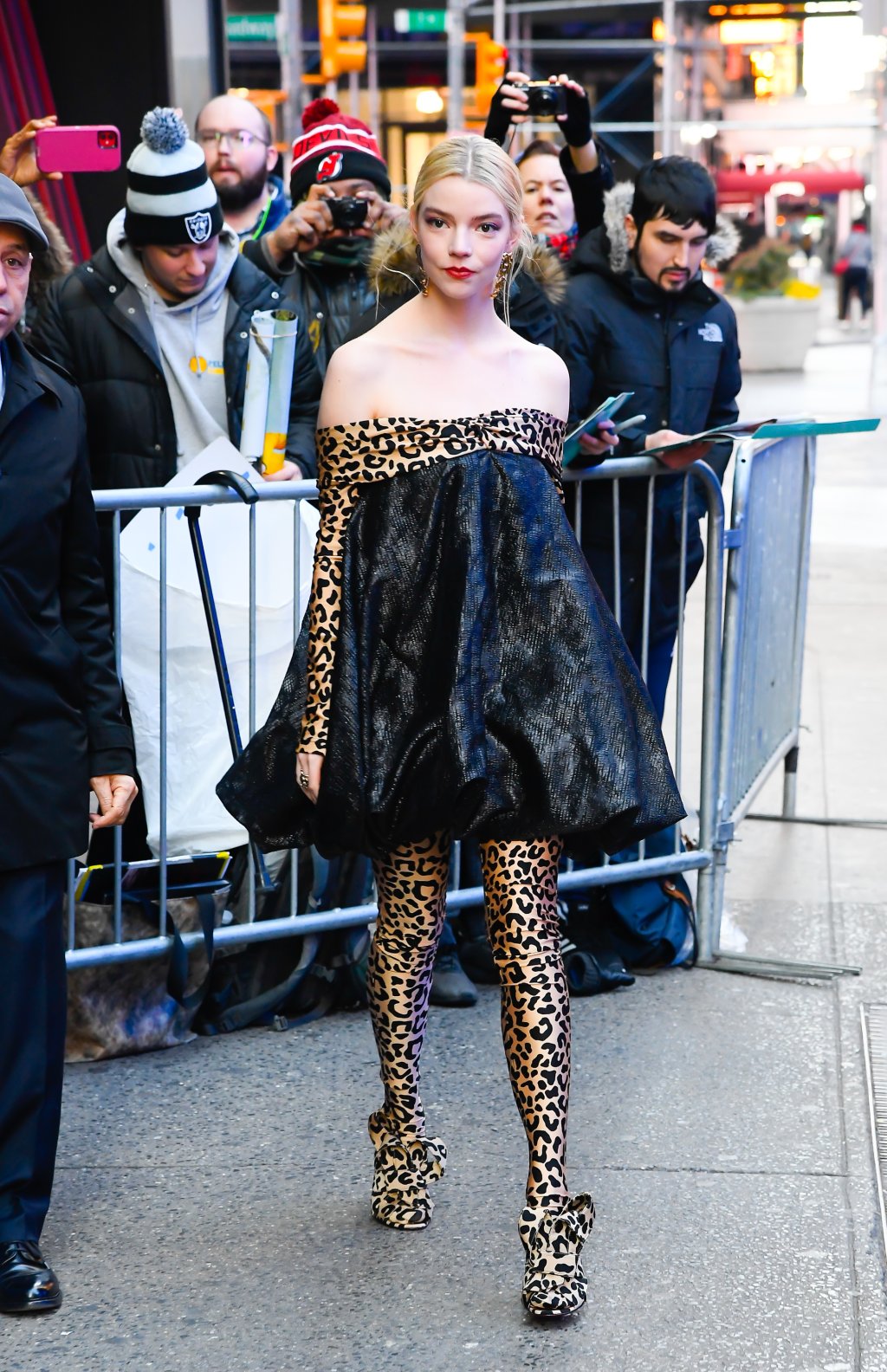 Look do Dia: Anya Taylor-Joy usou vestido ~polêmico~ de animal print