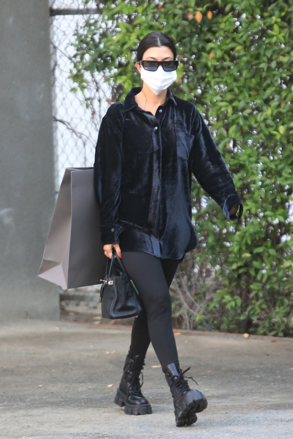 Look do Dia: Kourtney Kardashian montou visual na vibe ~gótica suave~