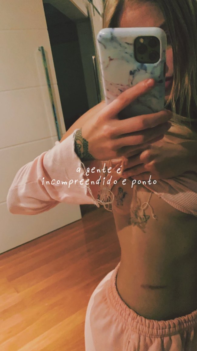 luisa-sonza-faz-tatuagem-com-amigos2