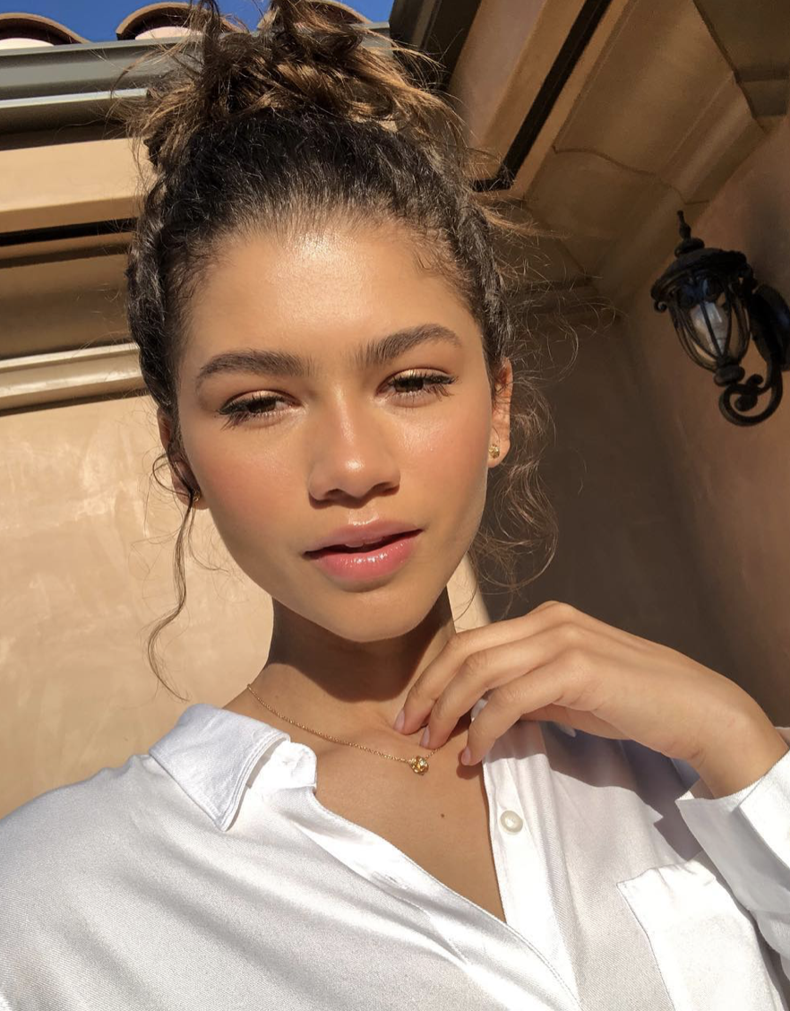 Zendaya arrasou nesta produção com terno e acessórios dourados