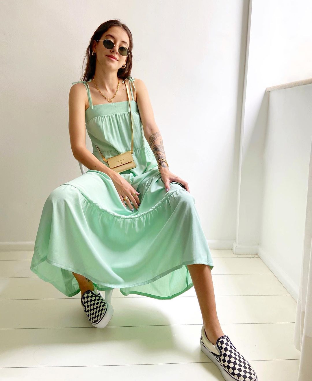 look-candy-color-schiavinis A influenciadora Luíza Schiavini usando vestido verde pastel com tênis slip on preto e branco