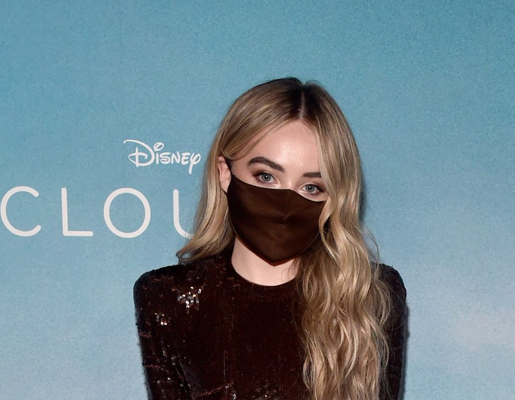 Look do Dia: Sabrina Carpenter de vestido marrom volumoso brilhante