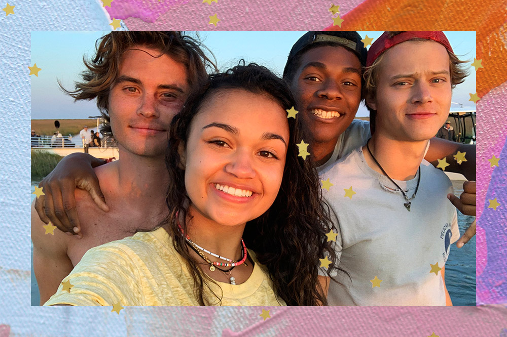 Bastidores de Outer Banks. Atores fazendo selfie