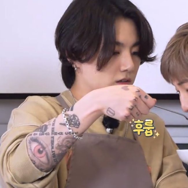 jungkook-bts-tatuagem-run-bts Jungkook durante o programa Run BTS! com as tatuagens a mostra
