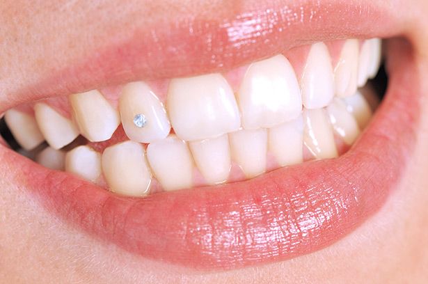 Provas de que a moda dos anos 2000 foi longe demais com o piercing