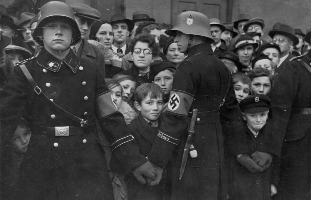 Soldados nazistas fazem barricada