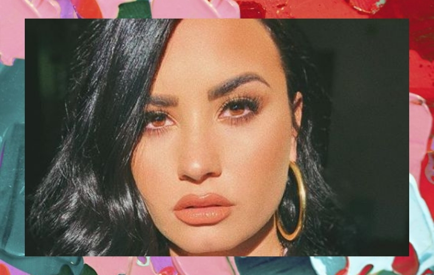 Demi Lovato desabafa sobre seu cabelo antigo: “Eu me escondia nele”