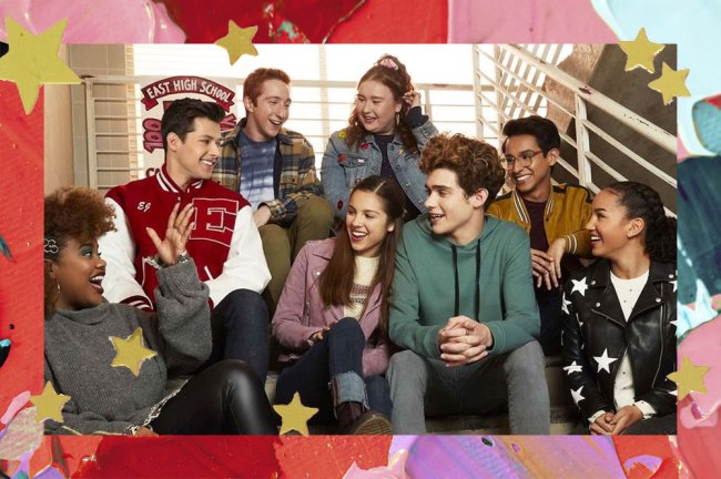 high-school-musical-the-musical-disney+-filmes-e-series-que-te-farao-sentir-saudade-da-escola Imagem promocional dos personagens de High School Musical: The Musical: The Series sentados na escada da escola rindo e conversando; a margem é uma textura de tintas em tons de rosa, vermelho e roxo com estrelas amarelas como decoração