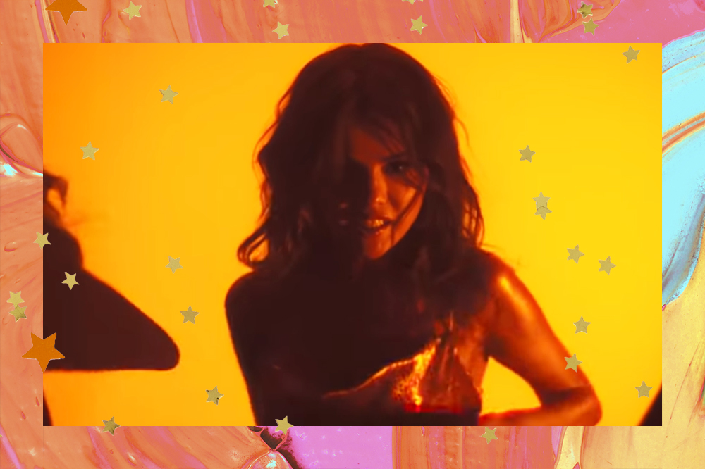 Selena Gomez lança clipe alternativo de Baila Conmigo em premiação