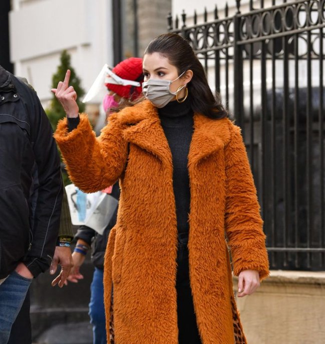selena-gomez-da-a-melhor-resposta-para-um-paparazzi Selena mostrando o dedo do meio para os paparazzi