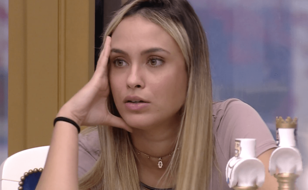 BBB21: Sarah faz piada com máscara de proteção e sua equipe se posiciona