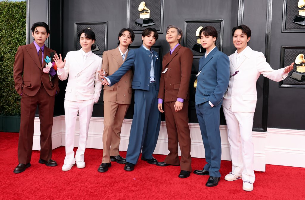 BTS fica sem troféu outra vez, mas entrega noite inesquecível no Grammy