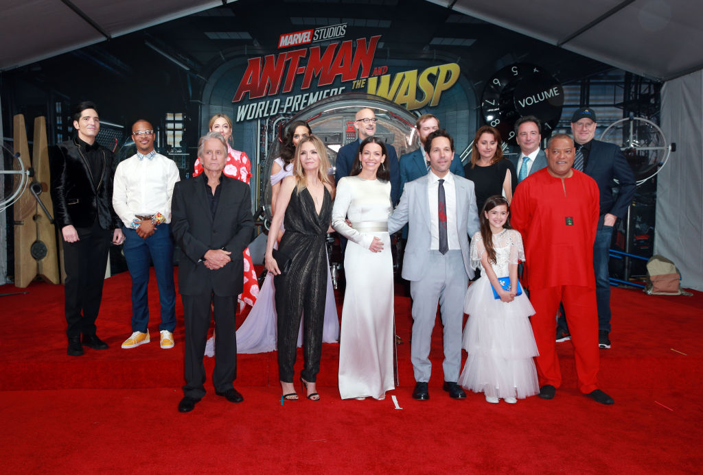 elenco de Ant-Man And The Wasp em tapete vermelho posando para foto