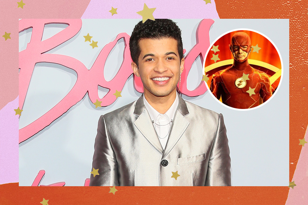 Jordan Fisher com terno prata sorrindo