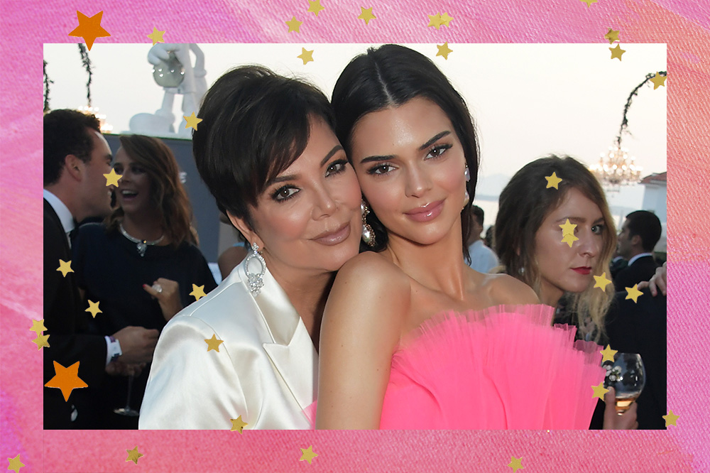 Kris Jenner e Kendall Jenner abraçadas