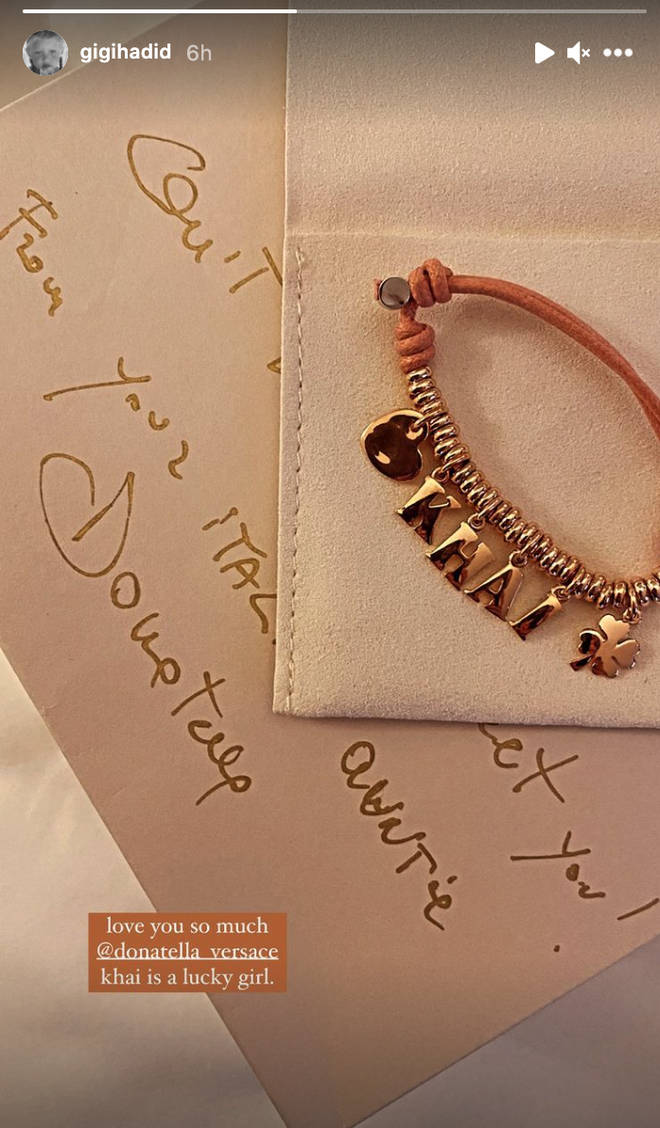 gigi-hadid-khai-presente-donatella-versace Gigi Hadid homenagou a filha com este detalhe fofo no look