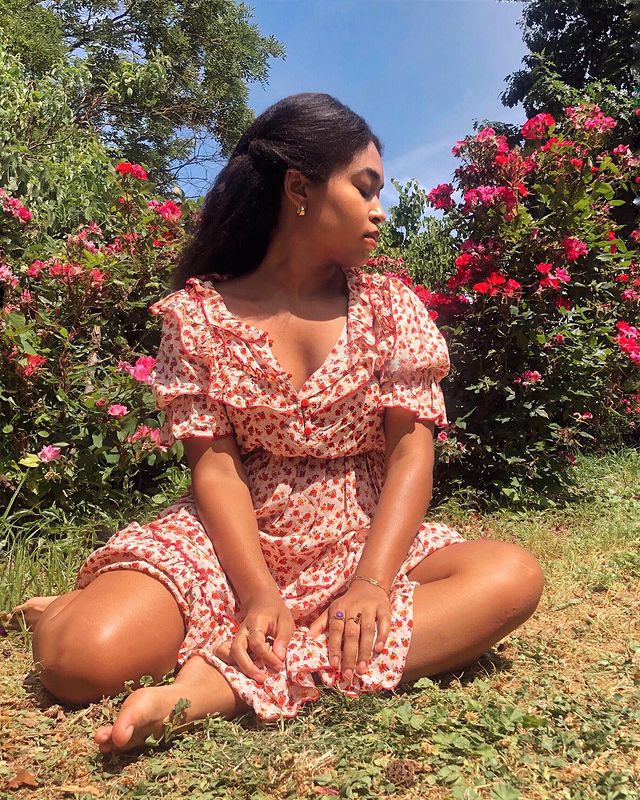 look-cottagecore-lauren_dozier Look com vestido de babados no estilo cottagecore