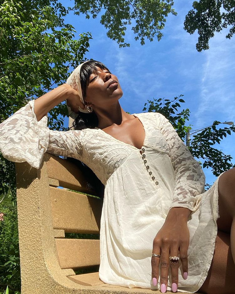 look-cottagecore-porsharenaehall Look com vestido que tem detalhes em renda no estilo cottagecore