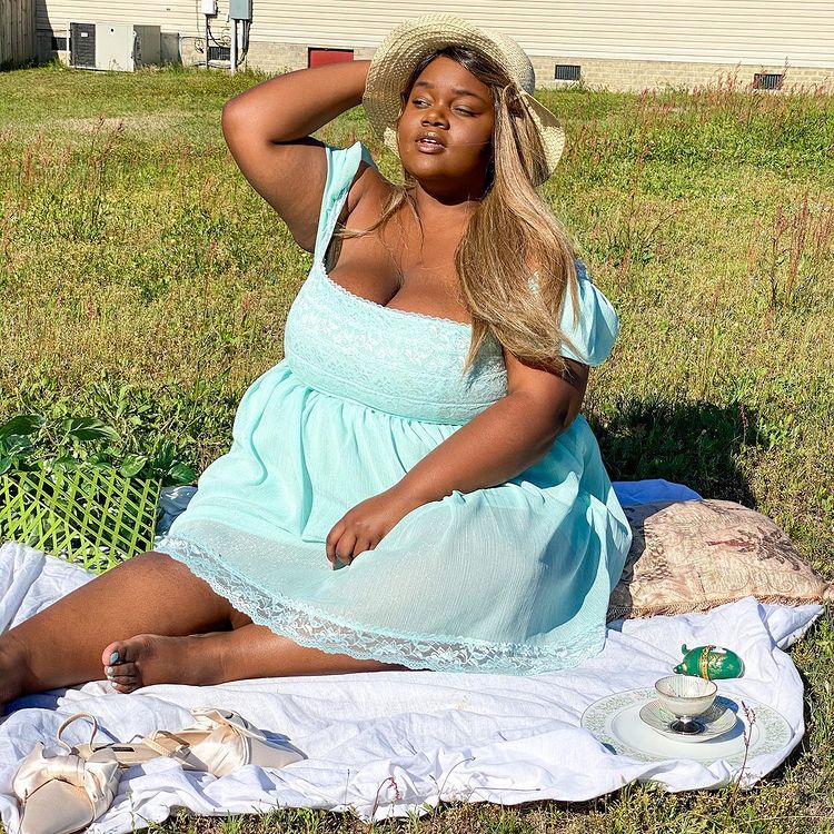 look-cottagecore-xo_aprilj_xo-02 Look com vestido que tem detalhes em renda no estilo cottagecore