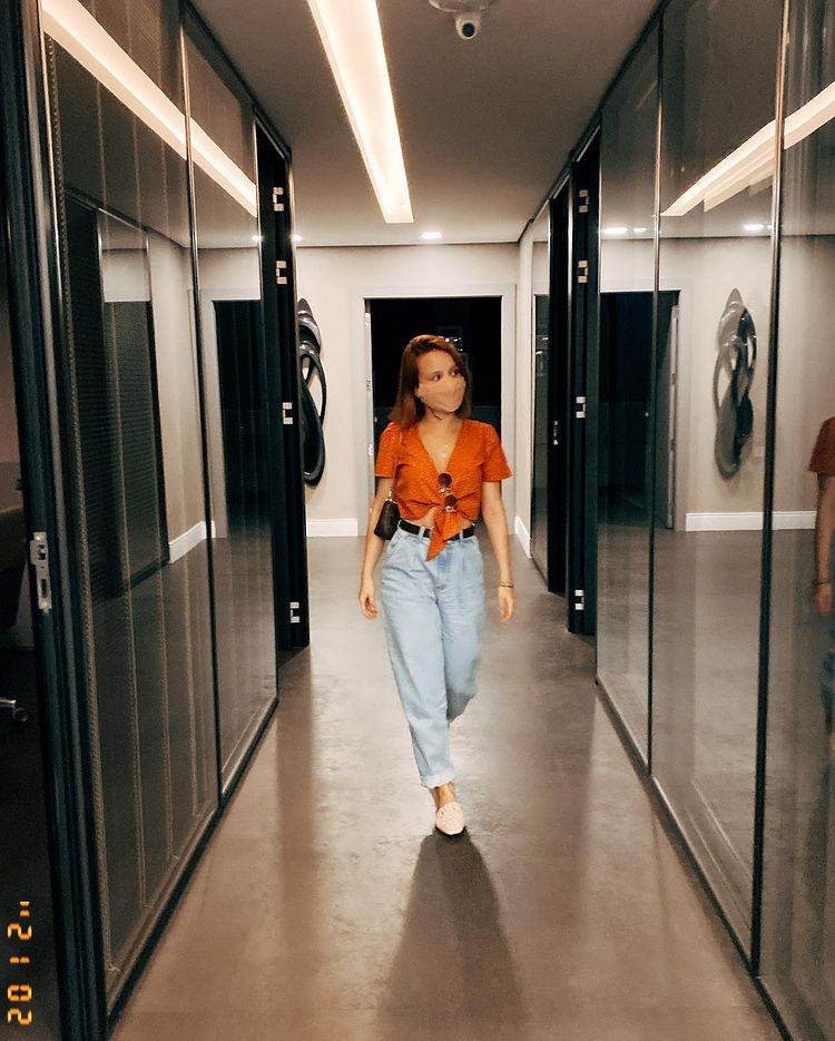 Look da Larissa Manoela com calça jeans