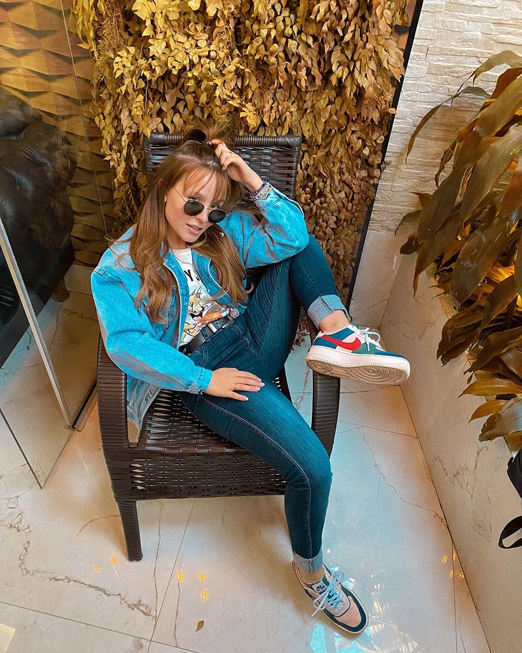 looks-larissa-manoela-jeans-com-jeans Look da Larissa Manoela com jaqueta e calça jeans