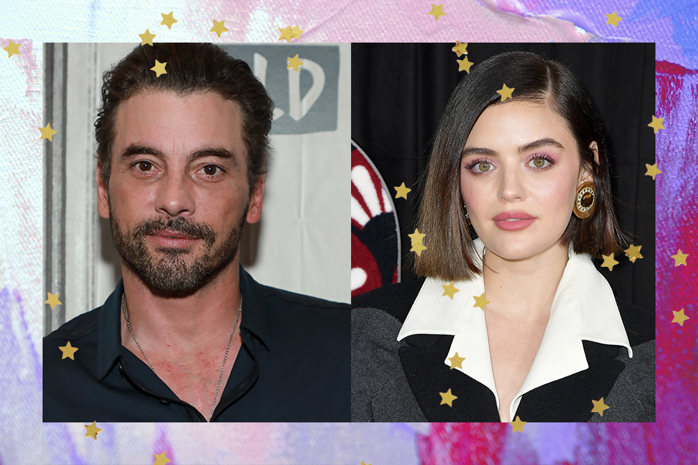 montagem mostra Skeet Ulrich de um lado e Lucy Hale de outro. Ambos com semblante neutro