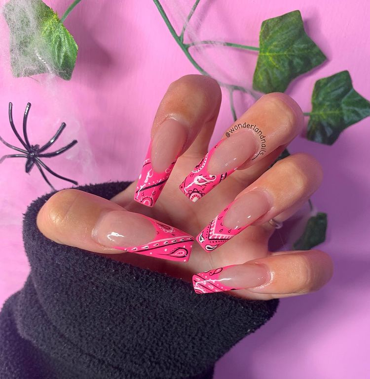 nail-art-estampa-bandana-wonderlandnails__ Nail art com estampa de bandana rosa