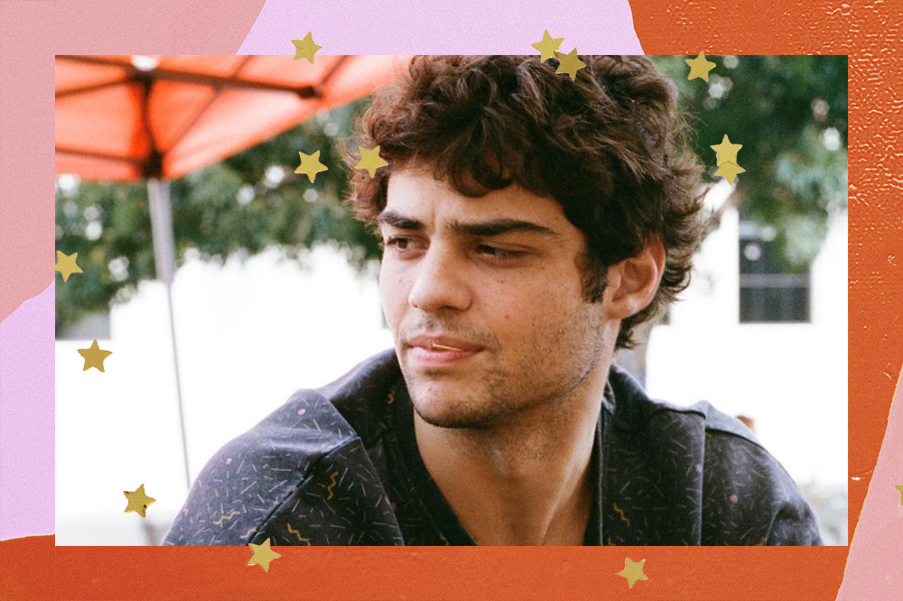 noah-centineo Noah Centineo olhando para o lado