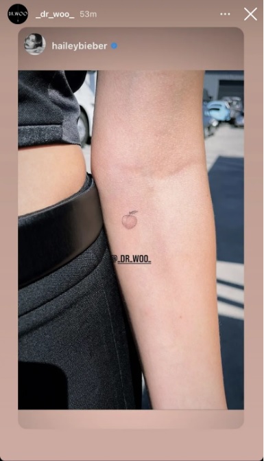 tatuagem-hailey-bieber-pessego Capturação de tela do Instagram com a tatuagem de Hailey Bieber