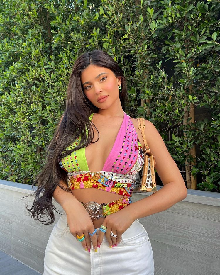 Kylie Jenner usando look com anéis dos anos 2000