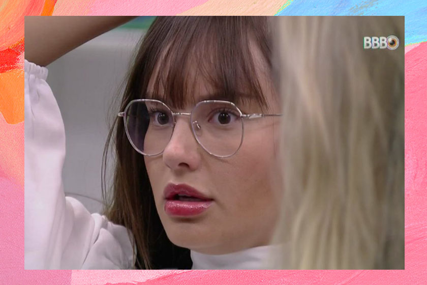 Thais de óculo e com cara de surpresa no BBB21