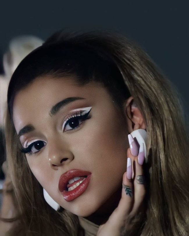 Ariana Grande delineado branco e preto Ariana Grande com delineado branco