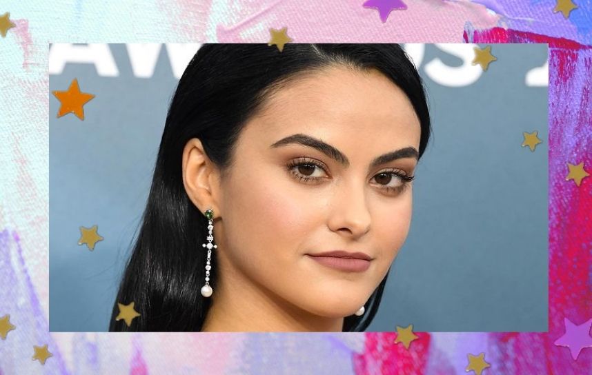 Camila Mendes usou salto ~diferentão~ na cor que é tendência do momento