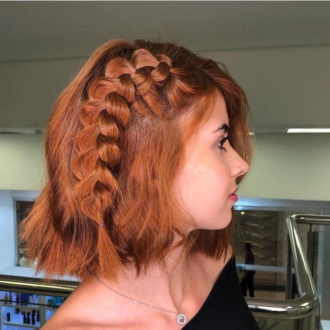 Inspiração de penteado com trança lateral para cabelo curto